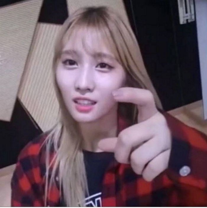 不管說明什麼都用一樣的手勢的TWICE MOMO 