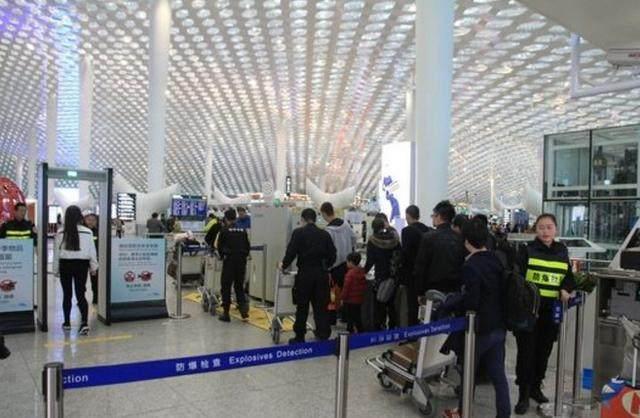 兒子兒媳出門遊玩，婆婆趕去送行給了個包，安檢時打開後愣住了！