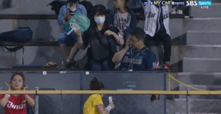 攝影師神出賣！抓拍大叔偷搧前方正妹 回頭見「死亡凝視」 網爆笑：誰來救他啦(15P)