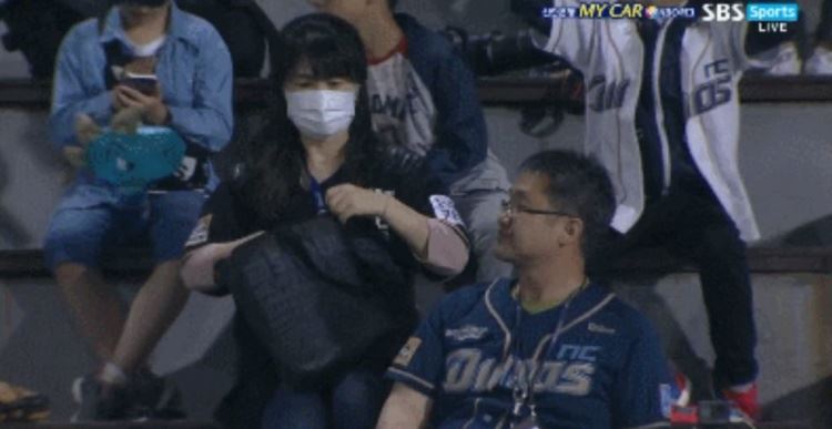 攝影師神出賣！抓拍大叔偷搧前方正妹 回頭見「死亡凝視」 網爆笑：誰來救他啦(15P)