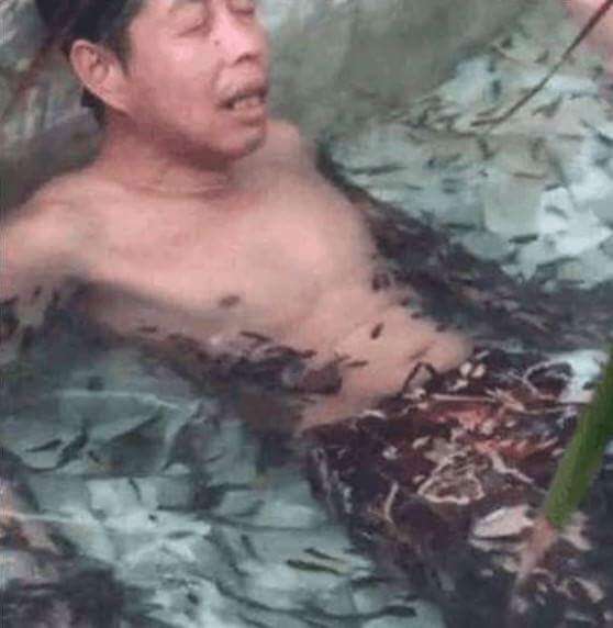 男子做魚療卻泡身體＋尿尿　5分鐘後「全部魚都往生了」