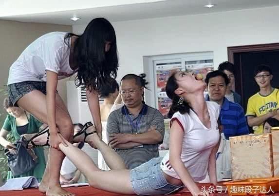 幽默笑話，我：老師，我拉煉鬆了，老師再問女同學：你在看什麼！