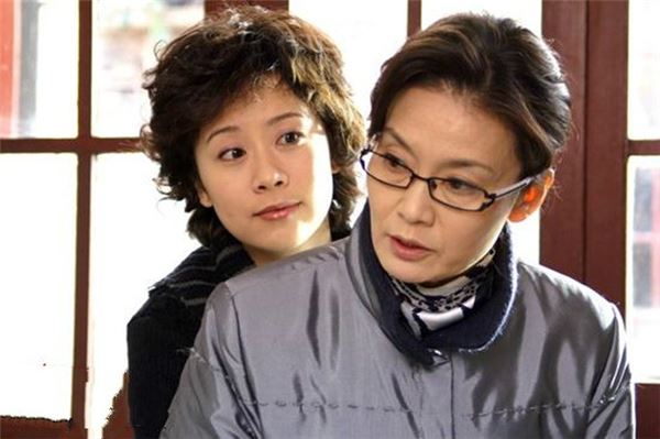 女友一人要養一家五口，因此媽媽不同意我們的婚事，直到女友母親說出「這番話」後，媽媽立馬答應了！