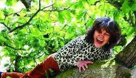 被遺棄在樹林裡的女孩不但沒死，而且還被「猴群」撫養長大！如今的她卻變成了「這個模樣」，太震驚了！