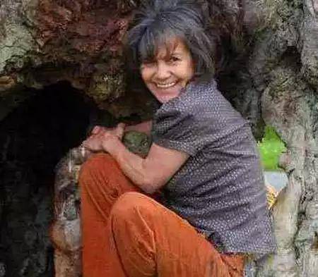 被遺棄在樹林裡的女孩不但沒死，而且還被「猴群」撫養長大！如今的她卻變成了「這個模樣」，太震驚了！