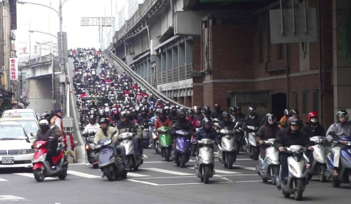 台北橋「機車瀑布」外國人全看傻！ 百台GOGORO同時通過「秒變無聲瀑布」台灣人也愣住了