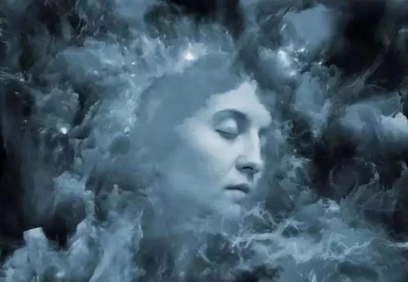 我走進了一家被燒毀的體育館……