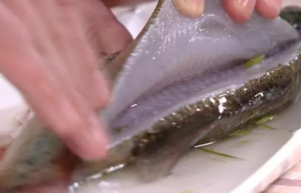 蒸魚前｢用這個｣醃魚去腥味，蒸的魚才會鮮甜，又上了一寶貴的一課！！ 