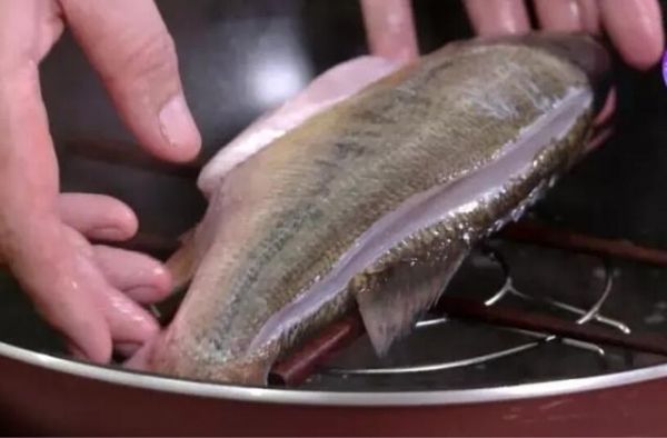 蒸魚前｢用這個｣醃魚去腥味，蒸的魚才會鮮甜，又上了一寶貴的一課！！ 