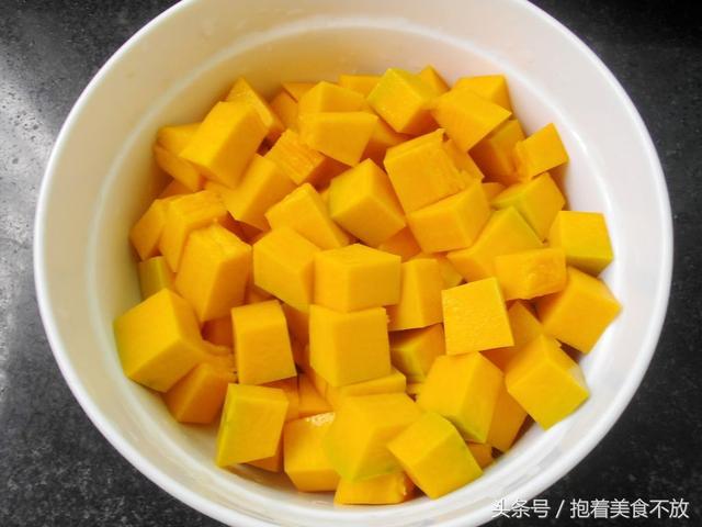 早上來一碗「南瓜枸杞小米粥」，清甜又健康，吃完腦袋思緒更清晰！ 