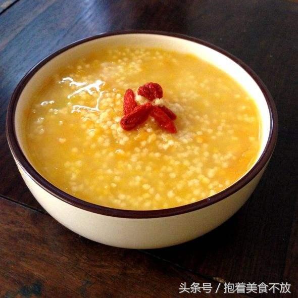早上來一碗「南瓜枸杞小米粥」，清甜又健康，吃完腦袋思緒更清晰！ 