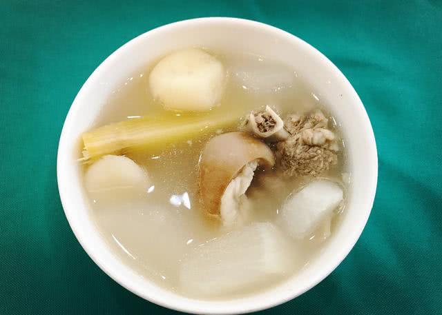 「羊肉燉甘蔗」溫補不燥熱，羊肉不腥湯頭甘甜，老公天天吵著喝！ 