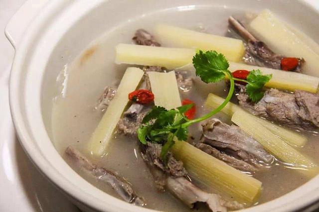 「羊肉燉甘蔗」溫補不燥熱，羊肉不腥湯頭甘甜，老公天天吵著喝！ 