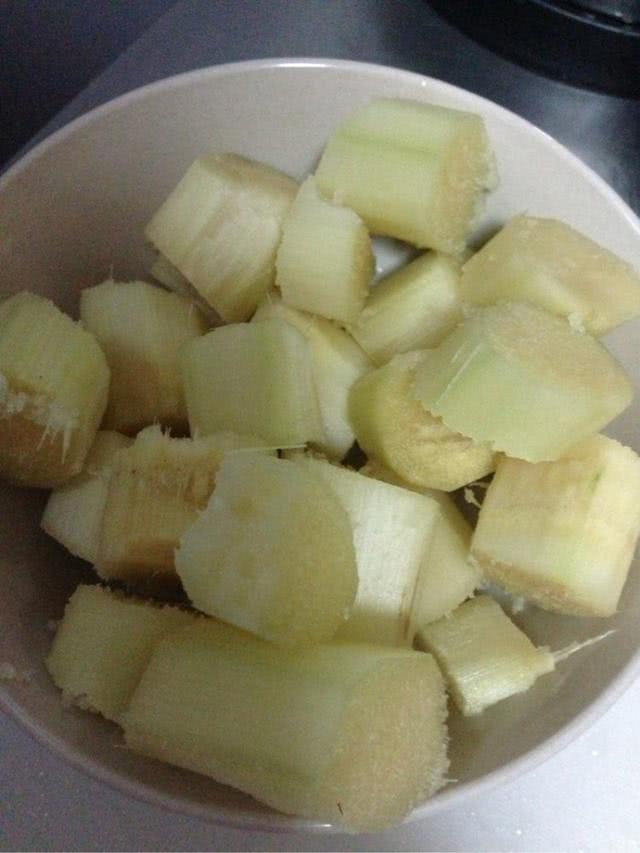 「羊肉燉甘蔗」溫補不燥熱，羊肉不腥湯頭甘甜，老公天天吵著喝！ 