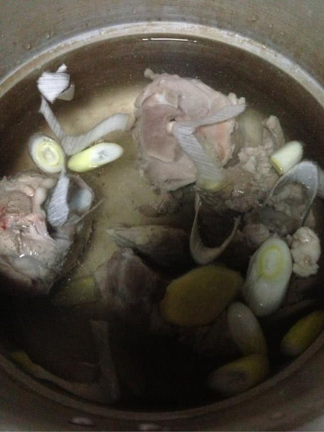 「羊肉燉甘蔗」溫補不燥熱，羊肉不腥湯頭甘甜，老公天天吵著喝！ 