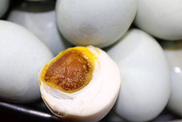 阿嬤30年醃咸鴨蛋秘方，關鍵就是中間這2歩，做一罐吃10天，4步就做好，香的流油！ 
