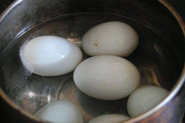 阿嬤30年醃咸鴨蛋秘方，關鍵就是中間這2歩，做一罐吃10天，4步就做好，香的流油！ 