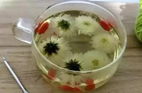 （老奶奶教的）頭上長壽穴，每天拍打3分鐘，兩眼不老花，很有用！