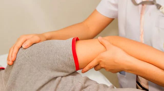 肩膀僵硬酸痛、抬不高？照這 5 張圖動一動，讓肩關節逐漸恢復到正常 