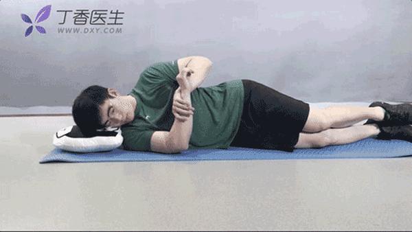 肩膀僵硬酸痛、抬不高？照這 5 張圖動一動，讓肩關節逐漸恢復到正常 