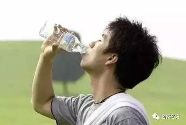 這樣喝水毀肝腎！喝水十不要，最後一點尤其重要！