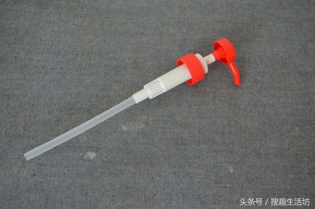 洗髮精用完「按壓噴頭」記得留下來！切掉管子「把頭貼在牆壁上」輕鬆省去不少麻煩事！