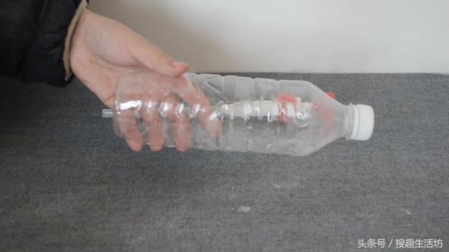 洗髮精用完「按壓噴頭」記得留下來！切掉管子「把頭貼在牆壁上」輕鬆省去不少麻煩事！