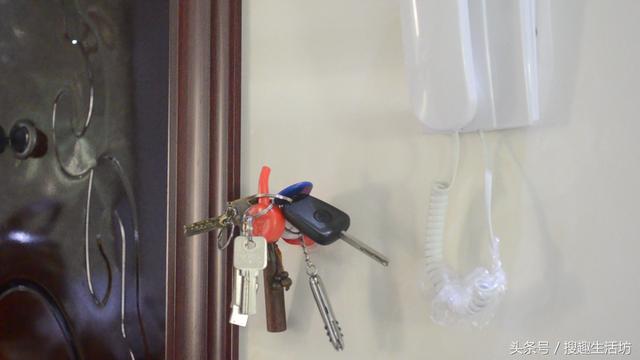 洗髮精用完「按壓噴頭」記得留下來！切掉管子「把頭貼在牆壁上」輕鬆省去不少麻煩事！