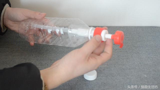 洗髮精用完「按壓噴頭」記得留下來！切掉管子「把頭貼在牆壁上」輕鬆省去不少麻煩事！