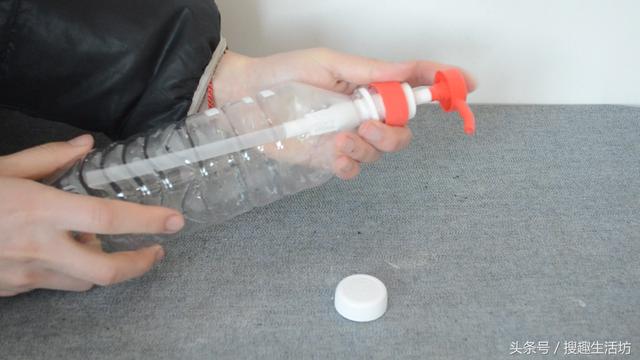 洗髮精用完「按壓噴頭」記得留下來！切掉管子「把頭貼在牆壁上」輕鬆省去不少麻煩事！