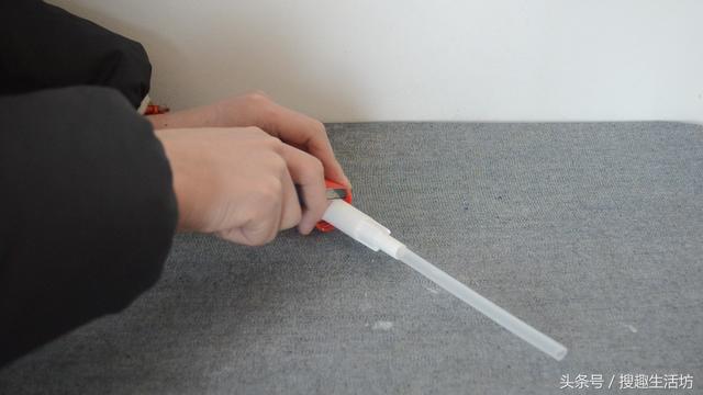 洗髮精用完「按壓噴頭」記得留下來！切掉管子「把頭貼在牆壁上」輕鬆省去不少麻煩事！
