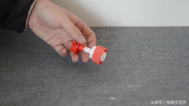 洗髮精用完「按壓噴頭」記得留下來！切掉管子「把頭貼在牆壁上」輕鬆省去不少麻煩事！