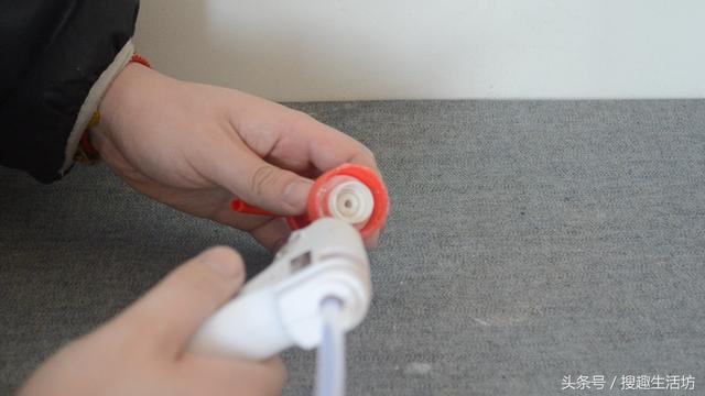 洗髮精用完「按壓噴頭」記得留下來！切掉管子「把頭貼在牆壁上」輕鬆省去不少麻煩事！