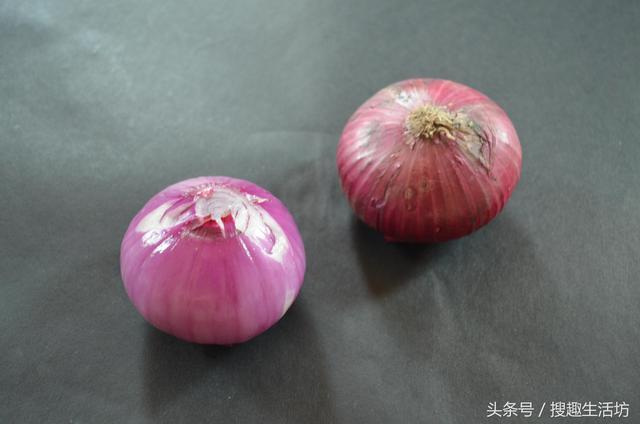 洋蔥切1片貼在腳心，解決了家家戶戶的一大難題，簡單又實用 