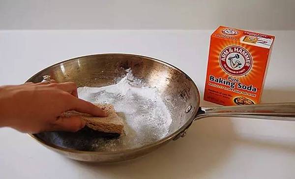 洗碗精裡加1點，鐵鍋黑印全沒了，家家戶戶都會用到的！ 