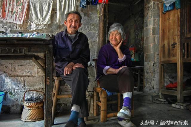 婆婆炒的菜里有兩根頭髮，兒子不停指責，兒媳摔碗後公公婆婆笑了