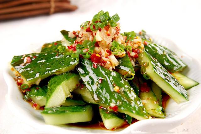 「香菜拌黃瓜」味道更升級，黃瓜的脆搭配香菜獨特的味道，整盤都想端著吃！ 
