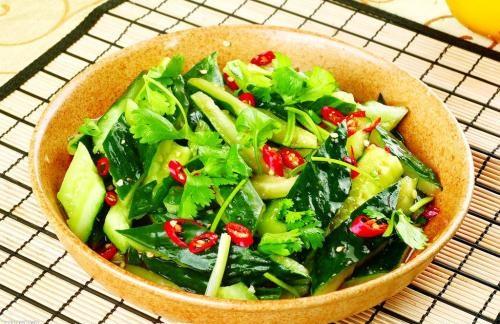 「香菜拌黃瓜」味道更升級，黃瓜的脆搭配香菜獨特的味道，整盤都想端著吃！ 