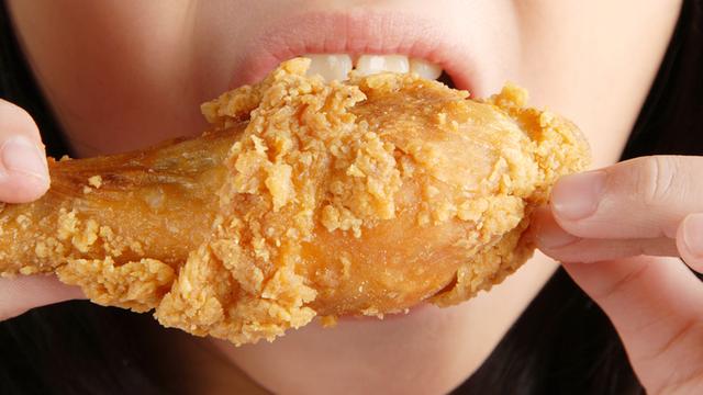 大便黏馬桶，先別碰這類食物，如果不改善，小心這些病！