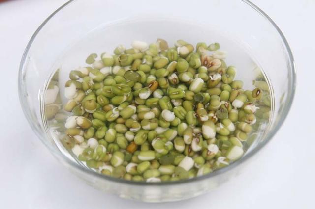 來碗祛濕好幫手「薏米綠豆沙」，清涼去火身體不再腫～ 