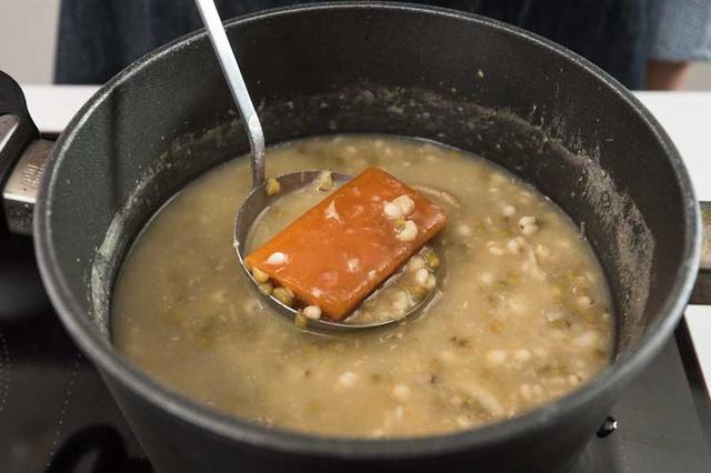 來碗祛濕好幫手「薏米綠豆沙」，清涼去火身體不再腫～ 