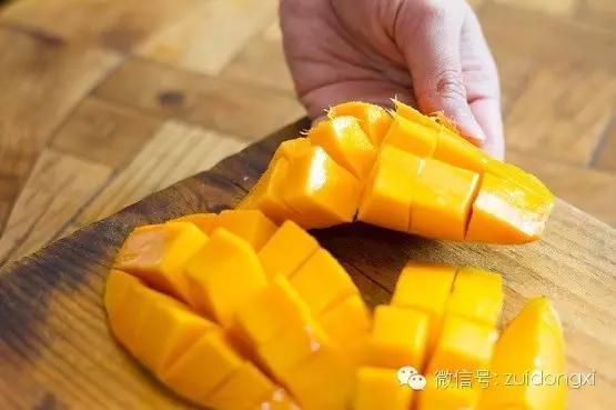 已經被「曬乾的芒果」在浸水15分鐘後竟然還原成芒果？！挑戰不可能，馬上買一包來試試看！ 