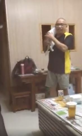差別待遇啦！看到把拔就「飛撲討抱」，輪到奴才「一秒轉身離開」玻璃心碎滿地QQ 