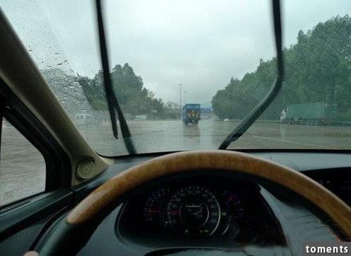 為什麼Park在路邊的車都會把Wiper「立」起來? 不知道原因的人都賠了好多錢! 快學起來吧～ 