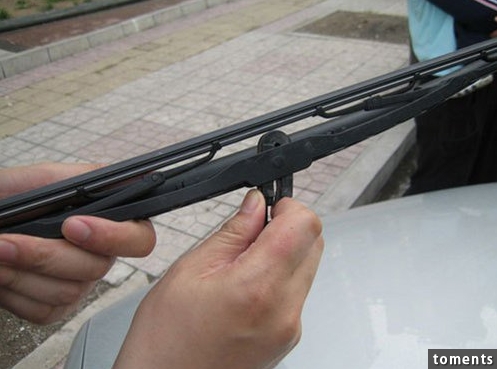 為什麼Park在路邊的車都會把Wiper「立」起來? 不知道原因的人都賠了好多錢! 快學起來吧～ 