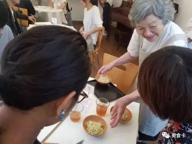 這家餐廳總是上錯菜，顧客卻沒有一個投訴