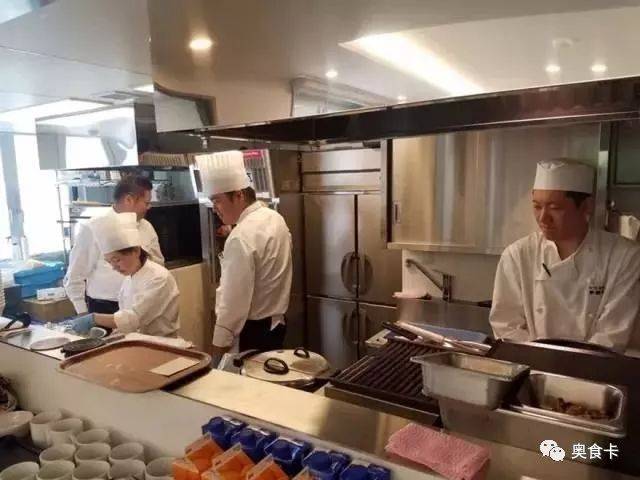 這家餐廳總是上錯菜，顧客卻沒有一個投訴