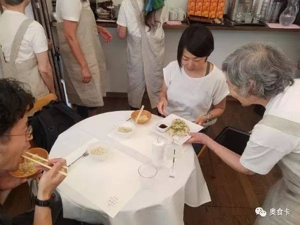 這家餐廳總是上錯菜，顧客卻沒有一個投訴