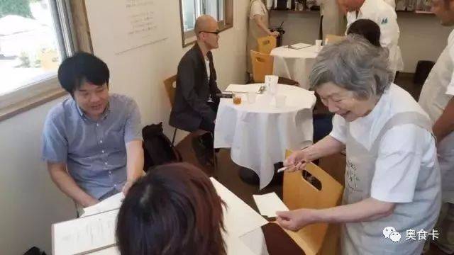 這家餐廳總是上錯菜，顧客卻沒有一個投訴