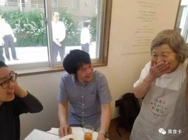 這家餐廳總是上錯菜，顧客卻沒有一個投訴